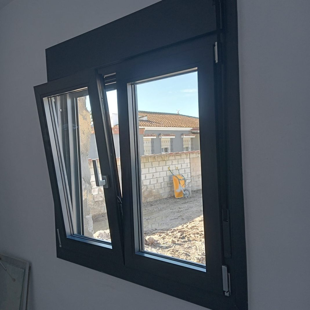 ventana color negro aluminio
